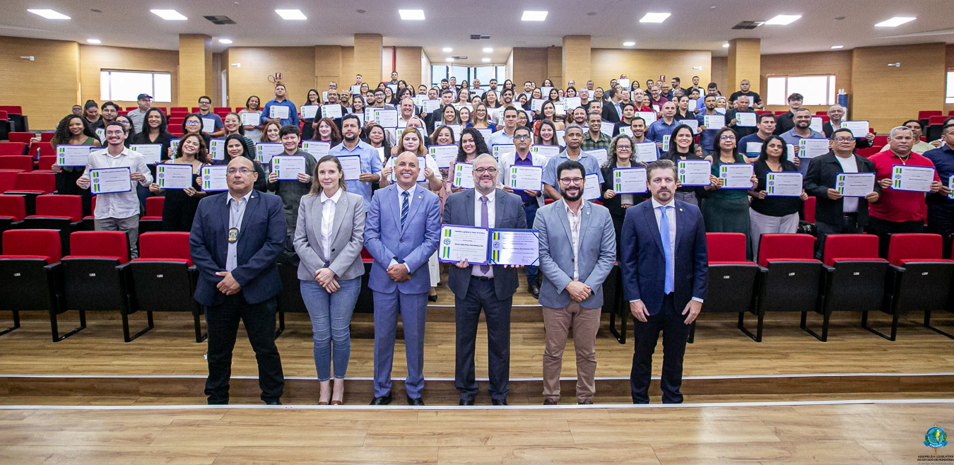 TRABALHO RECONHECIDO -  Deputado Crispin homenageia servidores e o secretário Marcus Rito da Sejus 
